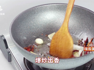 6、厨房小白的福音，电饭煲自制麻辣小龙虾,翻炒出香