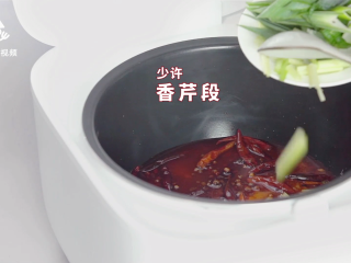 13、厨房小白的福音，电饭煲自制麻辣小龙虾,加入少许香芹段