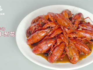 19、厨房小白的福音，电饭煲自制麻辣小龙虾,撒少许小葱花