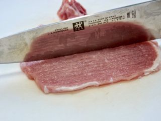 1、猪排饭,猪排两面敲松至变薄变大