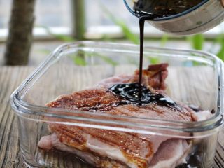 3、猪排饭,浇在猪排上