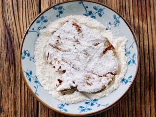 10、猪排饭,把腌制好的猪排裹上面粉