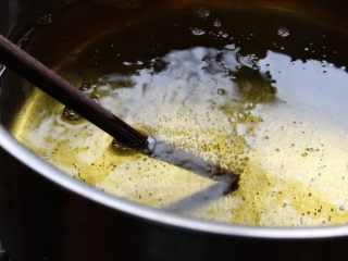 13、猪排饭,用筷子测试油温，筷子周围冒泡说明油温即可