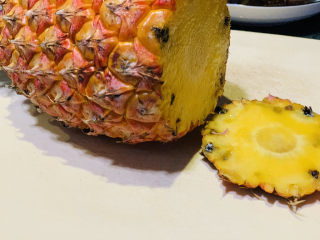 1、糖醋菠萝排骨,菠萝????一个，洗净，切去尾部，留住绿色叶子部分；