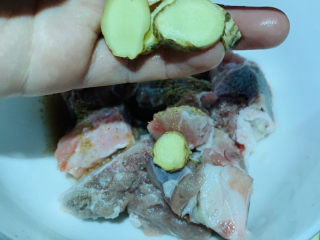 7、糖醋菠萝排骨,加姜片；