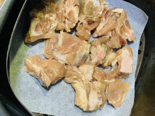 11、糖醋菠萝排骨,空气炸锅里铺油纸，将腌好的排骨，一块块夹入摆好，先200度，8分钟炸；