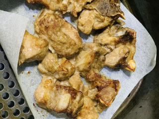 12、糖醋菠萝排骨,取出翻面，空气炸锅200度，5分钟；