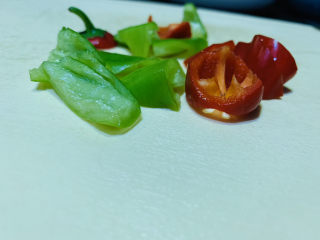14、糖醋菠萝排骨,菜椒洗净，切块；