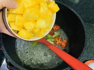 19、糖醋菠萝排骨,加菜椒和菠萝，翻炒；