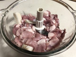 3、Q弹劲道的山药肉丸子,把切成小块的山药和腿肉放在绞肉机里打成肉糜。