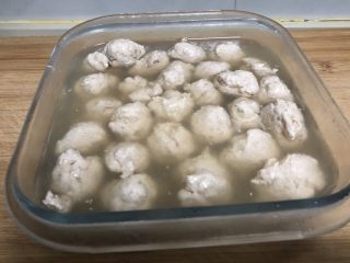 8、Q弹劲道的山药肉丸子,放凉以后可装在碗里密封放冰箱冷藏,煮肉丸的汤不要倒了浪费,一起装在碗里。