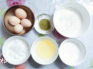 1、水果抹茶戚风蛋糕,准备好所需要的食材！