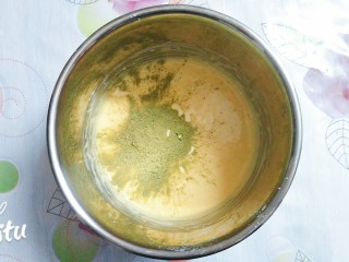 4、水果抹茶戚风蛋糕,抹茶粉加入搅拌好的蛋黄糊里！搅拌均匀！