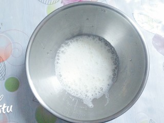 5、水果抹茶戚风蛋糕,蛋清用电动搅拌器搅至起大泡，加入剩下的三分之一的白糖！