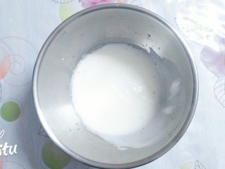 6、水果抹茶戚风蛋糕,等蛋清打至泡沫细腻，加入剩下的糖的二分之一，挤入几滴柠檬汁，继续搅打！