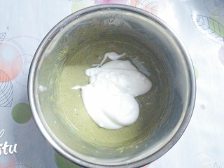 8、水果抹茶戚风蛋糕,蛋白霜分三次加入搅好的抹茶蛋液里，用硅胶刮刀划十字型，上下翻拌均匀！切不可画圈圈搅拌，以免消泡！