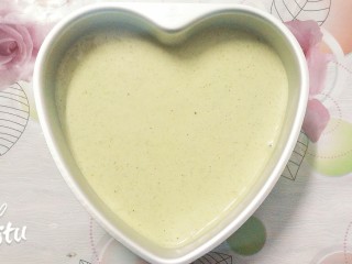 9、水果抹茶戚风蛋糕,将混合好的抹茶蛋糊液倒入八寸心形的模具里，轻轻拎起心形模具，在桌子上震两下，震出大气泡！