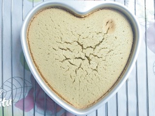 11、水果抹茶戚风蛋糕,不知道是不是烤箱温度不准确，还是什么原因，这次烤的表面有点开裂！最好买个烤箱温度计，这样更精准！