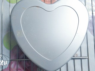 12、水果抹茶戚风蛋糕,出烤箱后立马倒扣在烤架上放凉脱模！