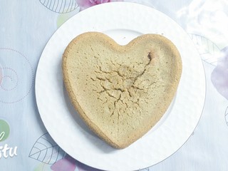 13、水果抹茶戚风蛋糕,脱模后的抹茶戚风，有点丑！味道还是很不错的！