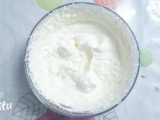 14、水果抹茶戚风蛋糕,动物性淡奶油买过很多种，都不太好打发，经常失败，现在终于找到一种既好打发，性价比还高的牌子的淡奶油，叫多美鲜，真的很好用，一分钟左右就打发了！加入糖粉，很快就打发至裱花状态！