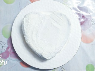 15、水果抹茶戚风蛋糕,我家里只剩一瓶200ml的淡奶油，实际用来抹面，还要裱花，是不够的，我就将就用了，你们做的话，最好增加到250ml的量！可以多点奶油，用在抹面上，会更均匀好看！