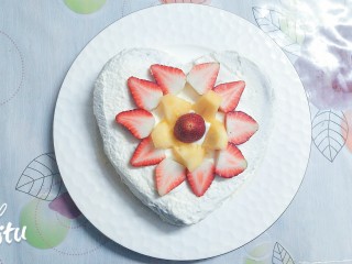 16、水果抹茶戚风蛋糕,上面放上自己喜欢吃的应季水果，造个简单的形状，我本来想用草莓做成圣诞老人的，可惜奶油不够，索性就这么简单摆放了一下，大家可以根据自己的爱好造型！