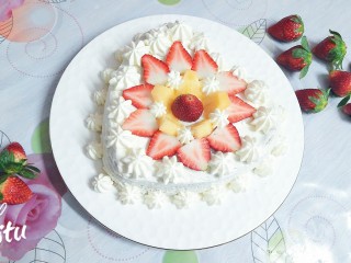 17、水果抹茶戚风蛋糕,一次性裱花袋里放入不锈钢八齿裱花嘴，最后把剩下的奶油，装入裱花袋，挤出自己喜欢的小花型，就大功告成啦！