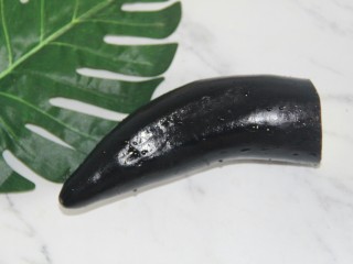 1、茄丝土豆丝辣酱拌饭,洗净半根茄子