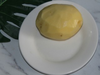 3、茄丝土豆丝辣酱拌饭,土豆去皮