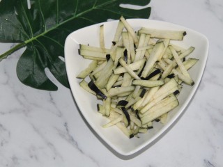 4、茄丝土豆丝辣酱拌饭,茄子切丝