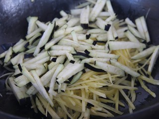 8、茄丝土豆丝辣酱拌饭,炒一分钟，倒入茄丝炒