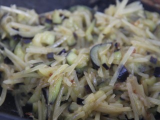 10、茄丝土豆丝辣酱拌饭,继续炒熟