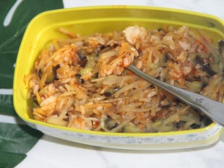 16、茄丝土豆丝辣酱拌饭,用勺子拌匀