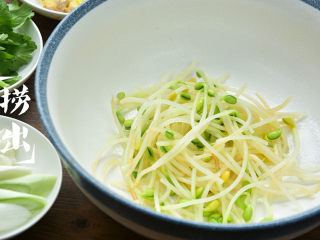 8、水煮鱼,煮熟后将其捞出；