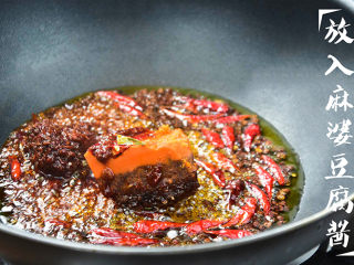 13、水煮鱼,放入三生川麻婆豆腐酱，翻炒片刻；