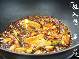 15、水煮鱼,将蒜片、姜片、葱段倒入锅中，炒出香味；