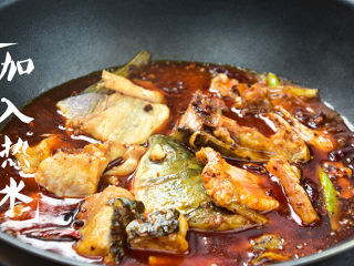 17、水煮鱼,加入适量热水；