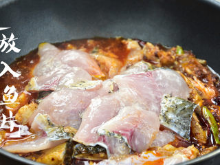 18、水煮鱼,水沸之后，将鱼片放入锅中；