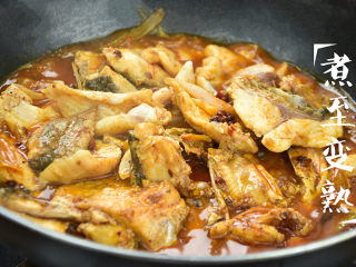 19、水煮鱼,煮到鱼片变色至熟，约1~2分钟；