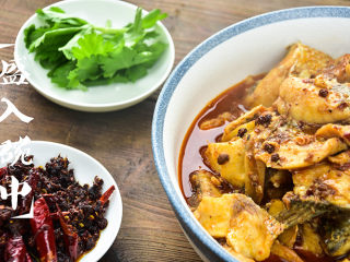 20、水煮鱼,将鱼片、鱼汤倒入铺好豆芽的碗中；