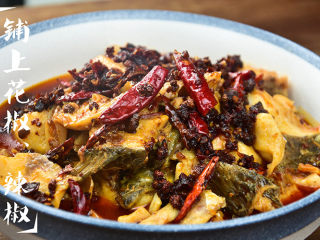 21、水煮鱼,将盛出的花椒、辣椒铺在鱼片上；