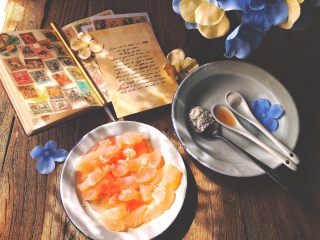 2、简单快手的 酸甜糖醋鱼柳,切好放入盘中备用