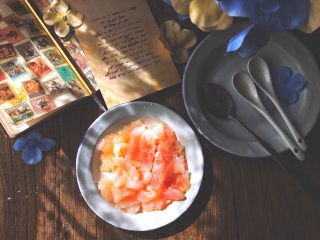 4、简单快手的 酸甜糖醋鱼柳,搅拌均匀 腌制15分钟，放置一旁备用