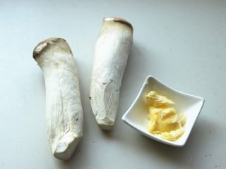 1、黄油杏鲍菇,准备好杏鲍菇和黄油。