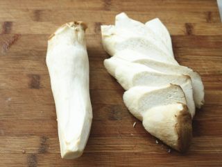 2、黄油杏鲍菇,杏鲍菇切厚片。