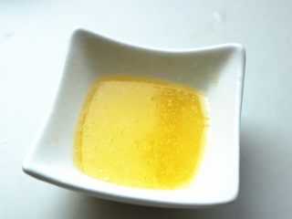 4、黄油杏鲍菇,黄油用微波炉加热30秒融化。