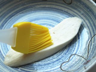 5、黄油杏鲍菇,用刷子把黄油薄薄的刷在杏鲍菇表面。