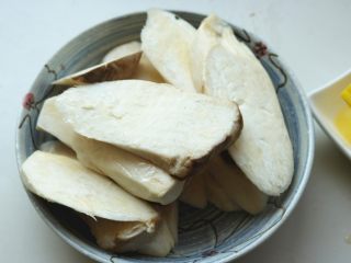 6、黄油杏鲍菇,全部刷好。