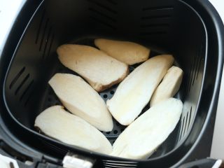 7、黄油杏鲍菇,排入炸锅内。